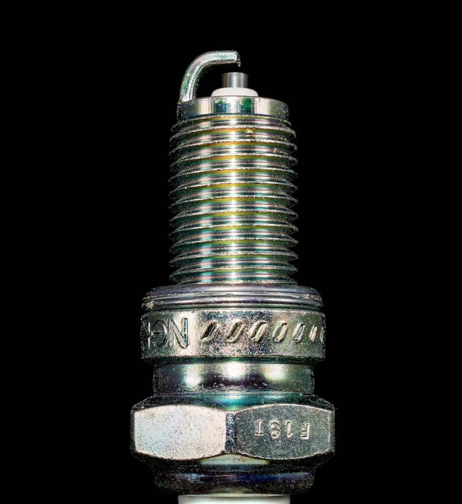 Spark plug with clear picture of electrodes.